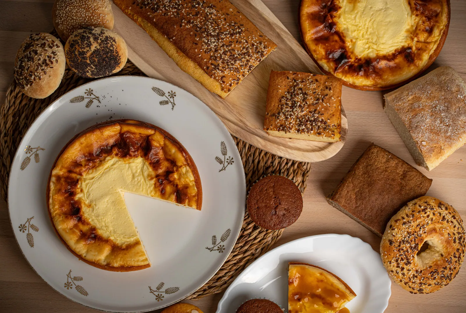 Brezglutenski kruh, gibanica, bageli in pecivo na mizi