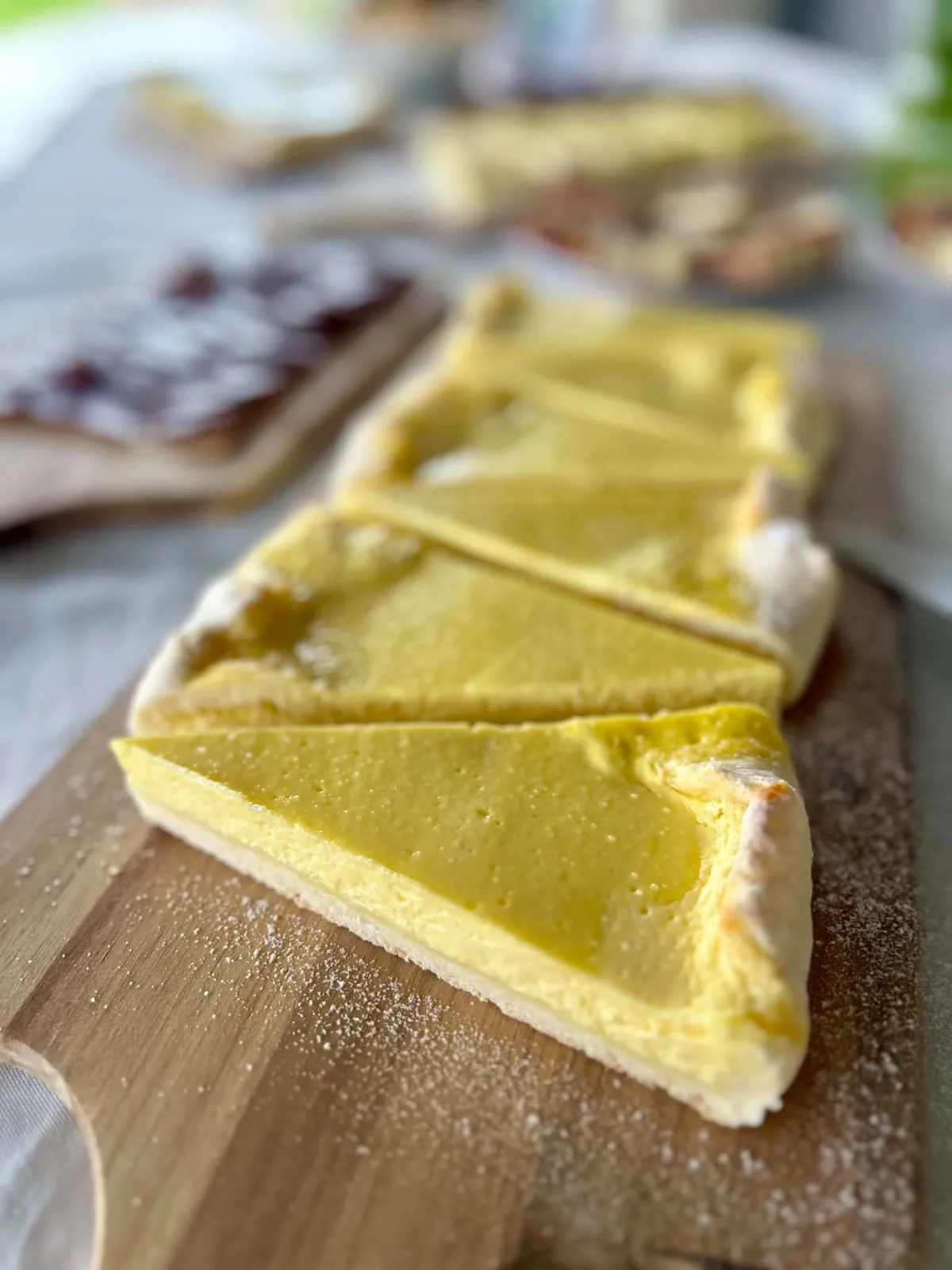 Domača gibanica na deski