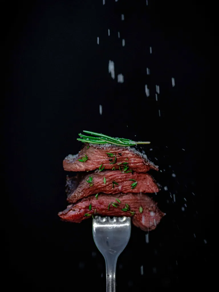 Rezine zorjenega steaka Black Angus na vilici
