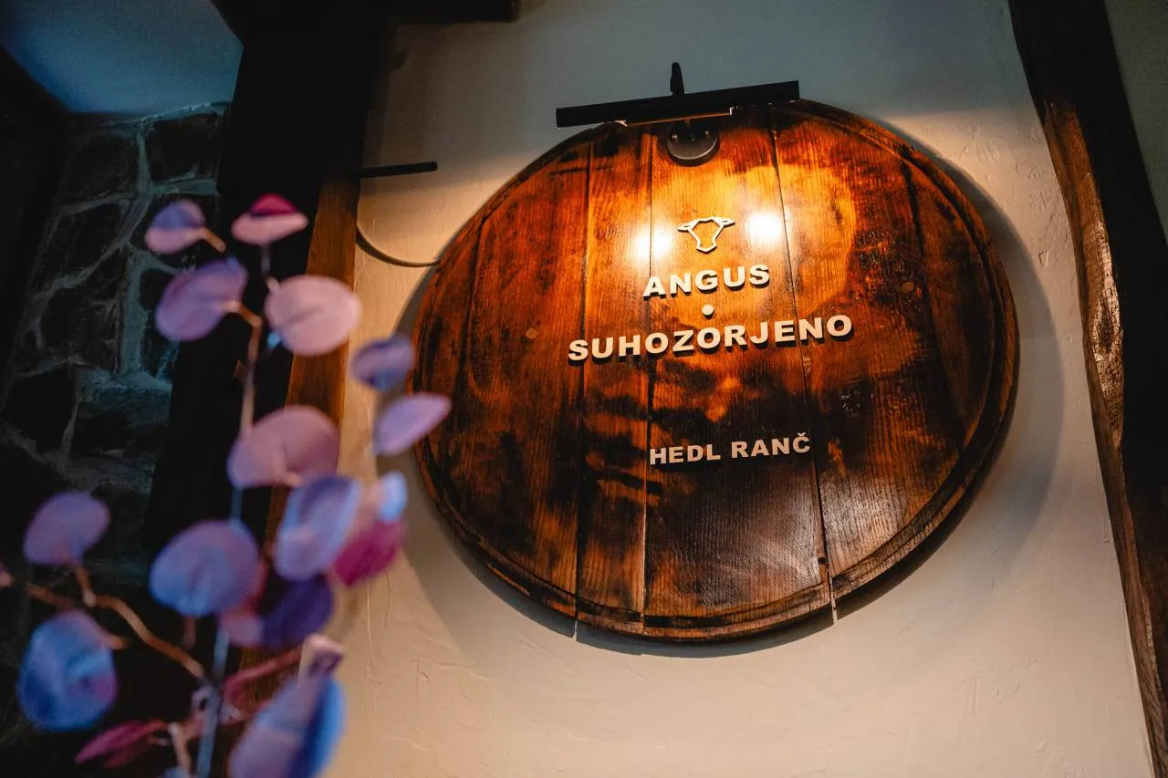 Okrogel znak Angus suhozorjeno Hedl Ranč